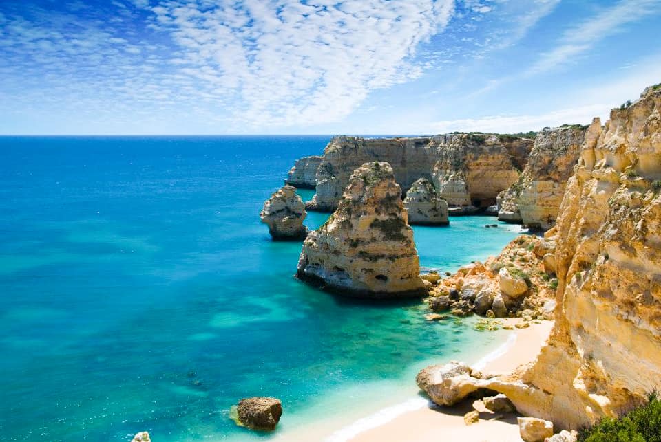 19 лучших мест для посещения в Португалии | Прайя да Маринья в Португалии в Алгарве