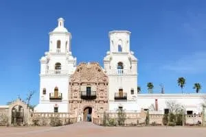 A Weekend Getaway to Tucson, Arizona | Where to stay, hike, play and eat in Tucson | Mission San Xavier del Bac