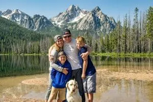 Family Photo in Sawtooth Mountains | Best family adventures in Idaho's Sawtooth Mountains